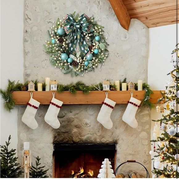 Festive Winter Xmas Green Holiday Wreath with Bow - Picture 3 of 5